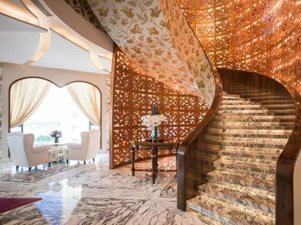 Kiến trúc xa hoa của khách sạn The Reviere Saigon 