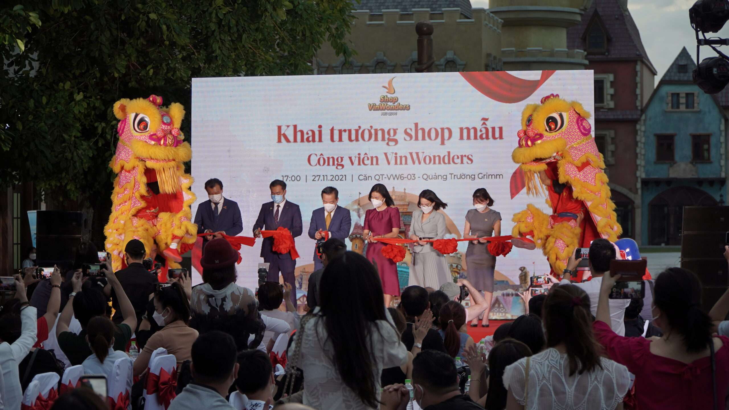 khai truong nha mau shop vinwonders