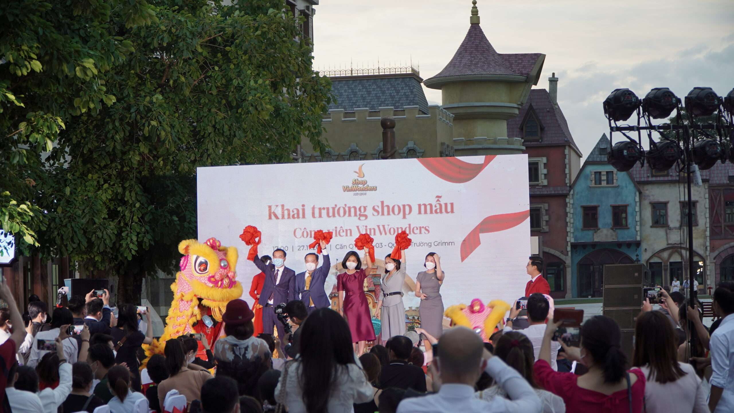 khai truong nha mau shop vinwonders