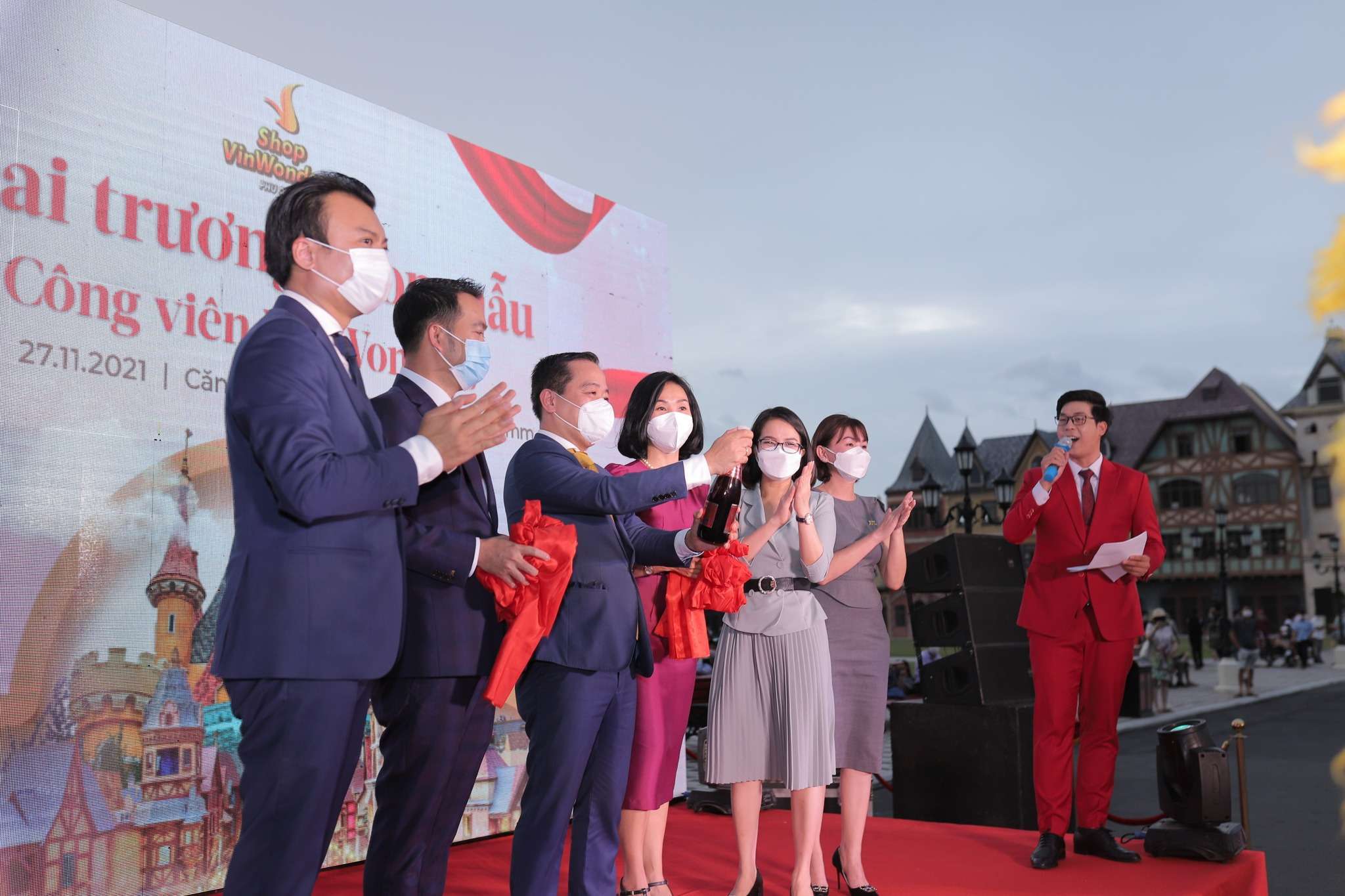 khai truong nha mau shop vinwonders